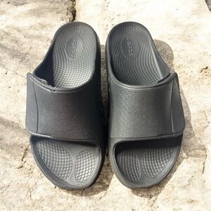 🔥 OOFOS unisex Black Recovery Slide M(8) W(10) super comfy 🔥